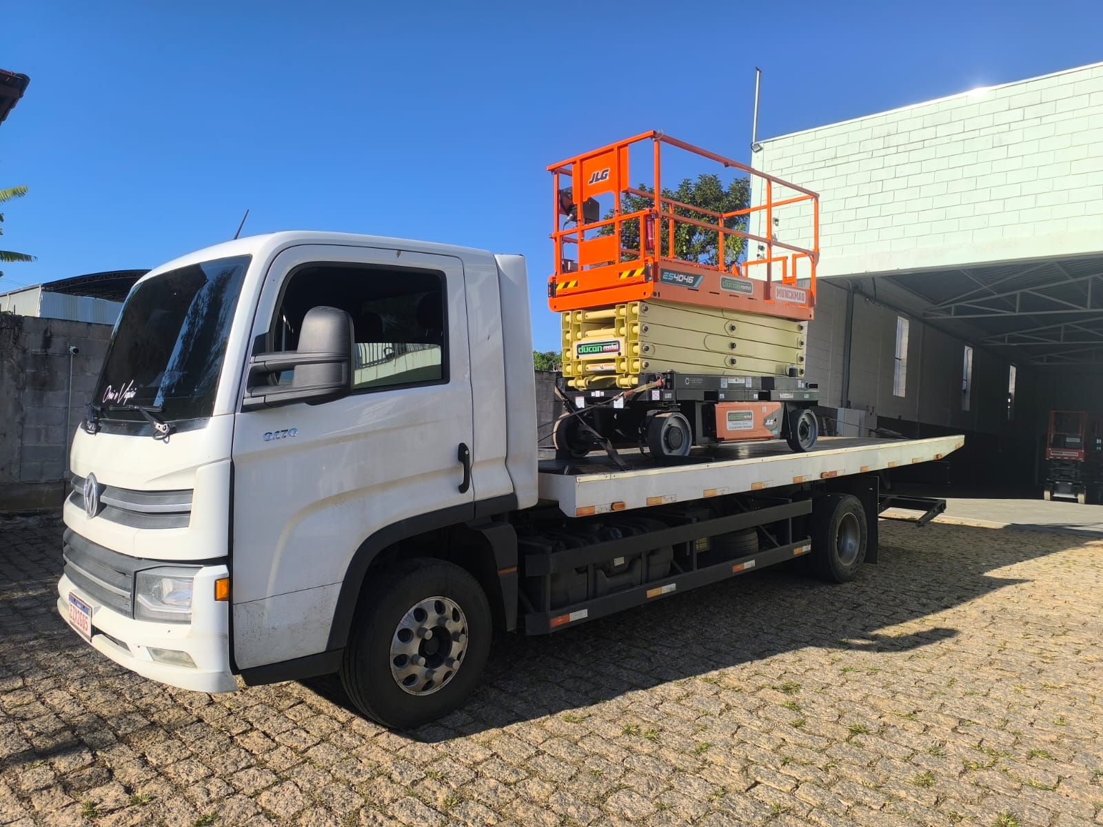 Guincho transportando plataforma aérea JLG em Campinas