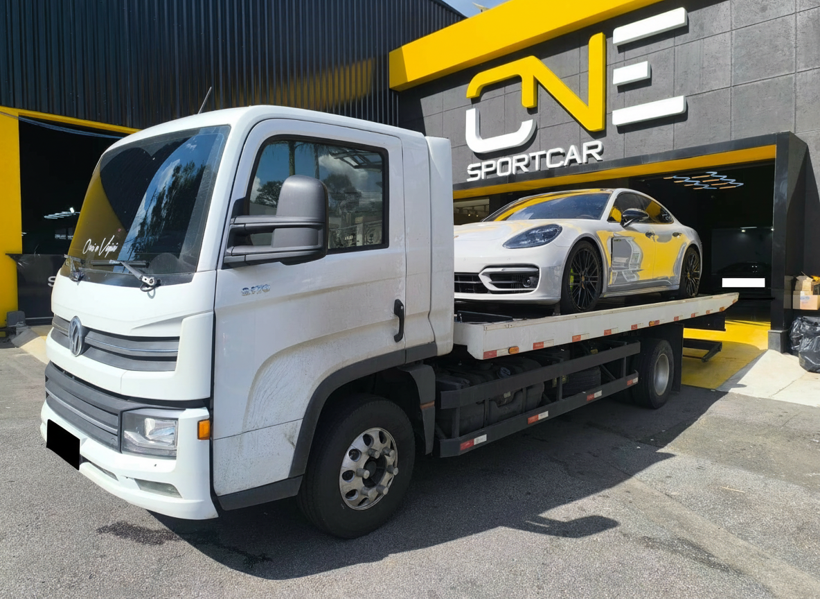 Guincho transportando Porsche Panamera na concessionária