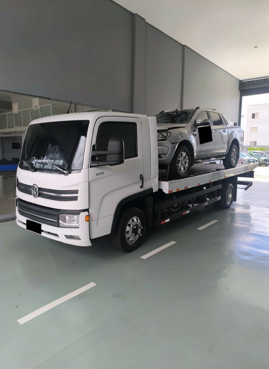 Guincho plataforma transportando pickup em Campinas